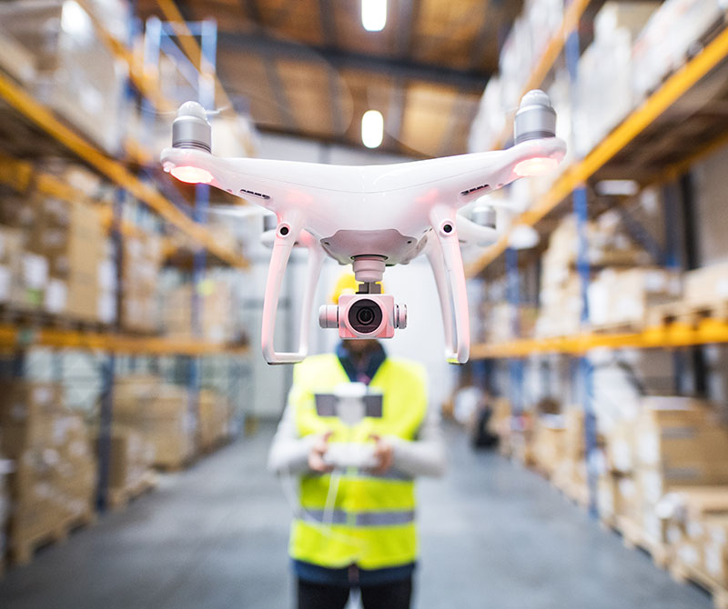 Drone met kunstmatige intelligentie in magazijn